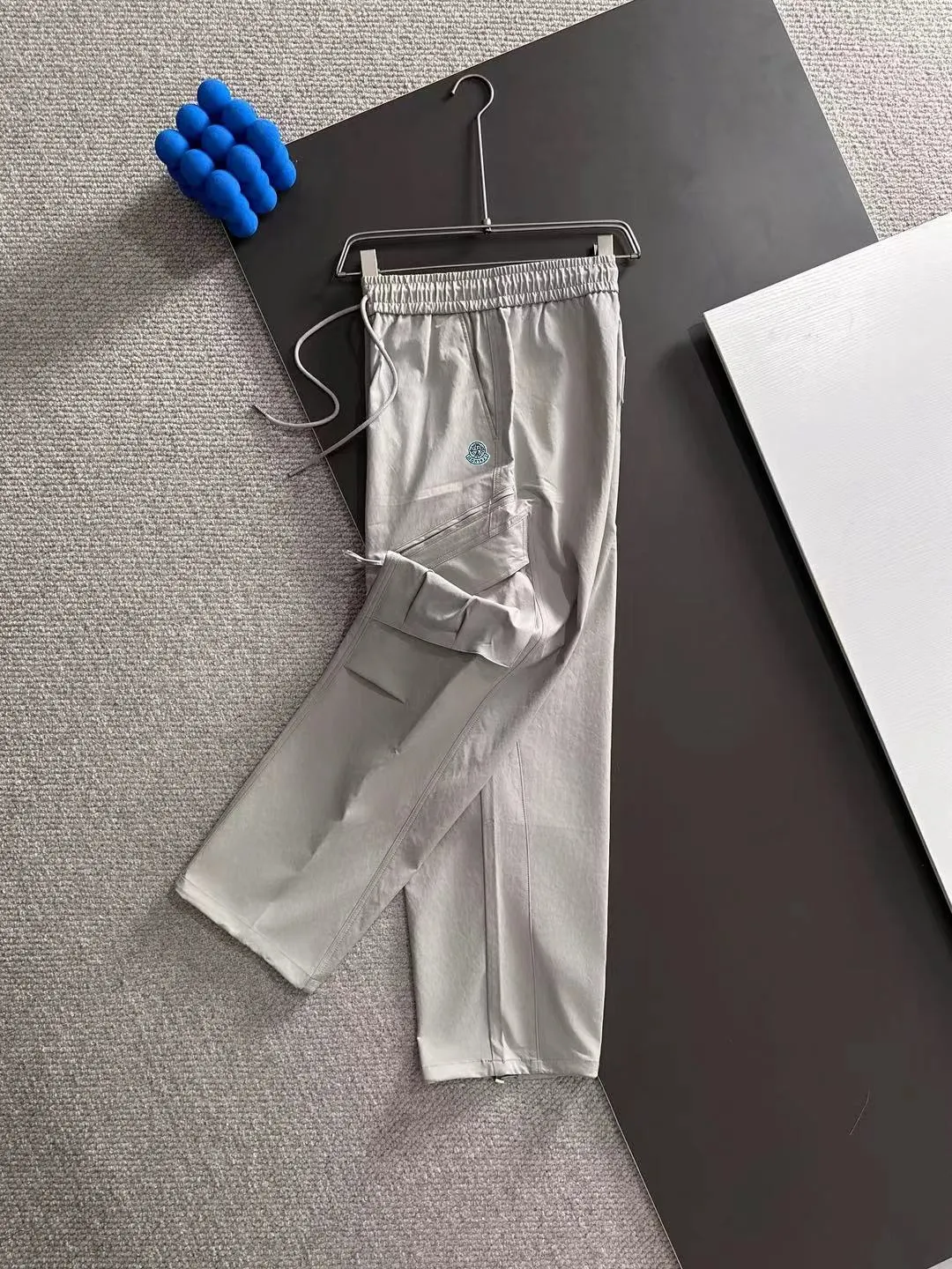Next day shipping P360 Stone Island 2025 new fall elastic band casual pants and straight pants, medium-thick and thin counter-customized fabrics, breathable, comfortable, high wrinkle resistance, impeccable details, brand element design concept, reflecting high quality. It feels delicate and soft! It presents a casual cut and the upper body shape is great! Size: M-3XL